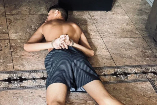 Imagem colorida de homem algemado de barriga para baixo. Metrópoles