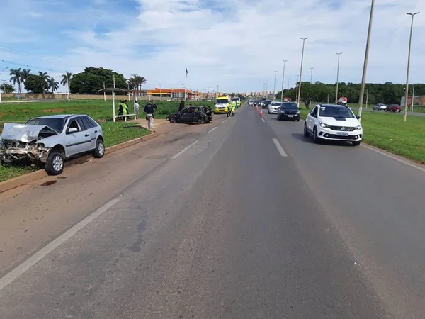 Motorista embriagado colide em outros veículos e deixa 3 feridos