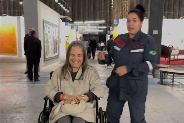 Regina Duarte surpreende ao aparecer em cadeira de rodas: “Sofrendo”