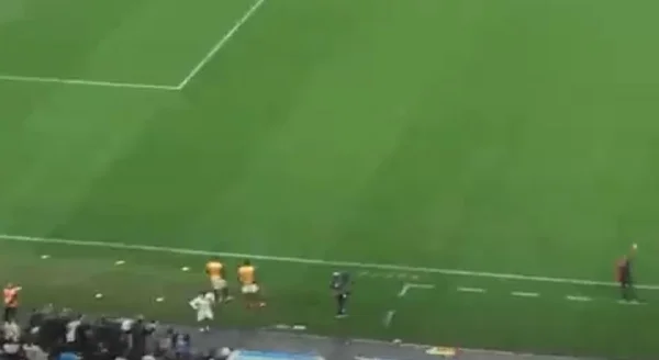 Vídeo do preparador físico do Universitário imitando macaco em direção a torcida do Corinthians - Metrópoles