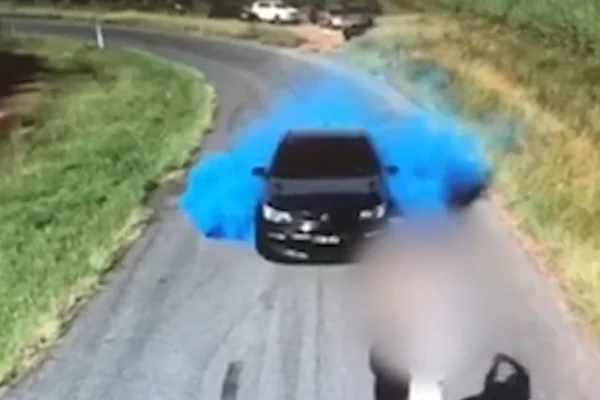 Festa de revelação de sexo termina com carro em chamas