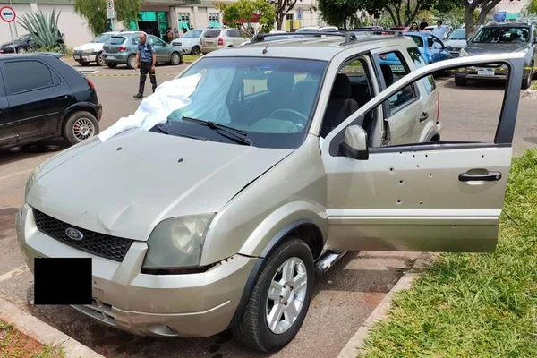 Carro modelo ecosport cravejado de tiros na porta de hospital de santa maria - Metrópoles