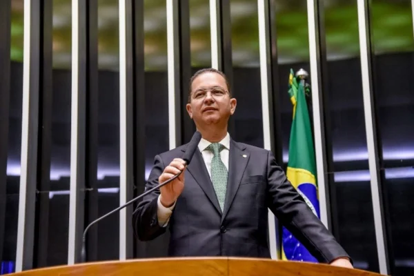 Imagem colorida mostra o deputado federal Alex Gomes | Metrópoles