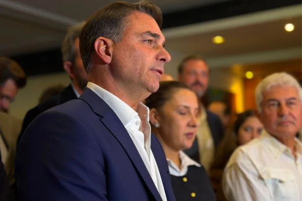 Flávio Bolsonaro concede coletiva em São Paulo.