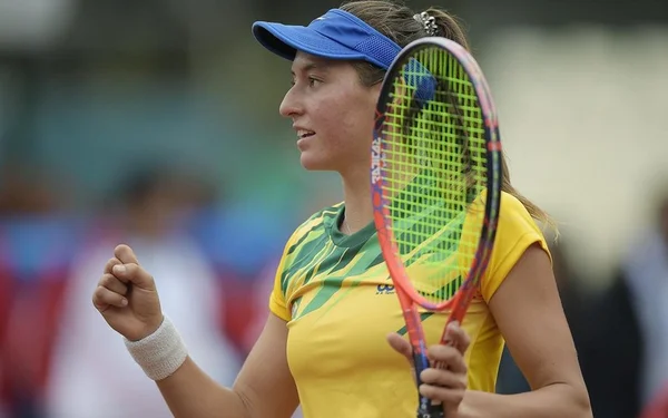 Imagem colorida de Luisa Stefani com uniforme do Brasil - Metrópoles