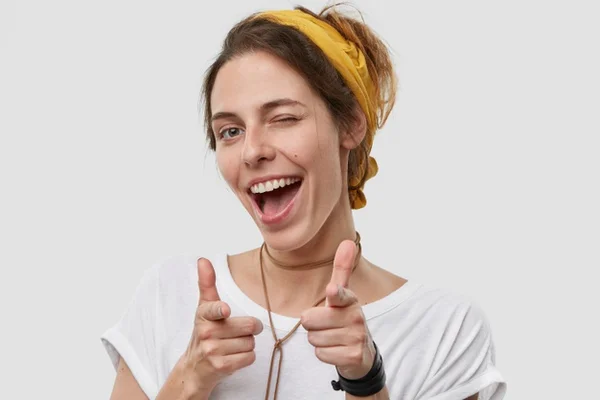 Mulher otimista, apontando para a câmera