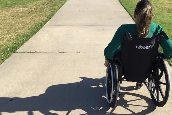 Garota de 13 anos, saudável, acorda paralisada depois do Natal