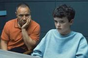 Owen Cooper como Jamie Miller, Stephen Graham como Eddie Miller, em Adolescência Owen Cooper como Jamie Miller, Stephen Graham como Eddie Miller, em Adolescência