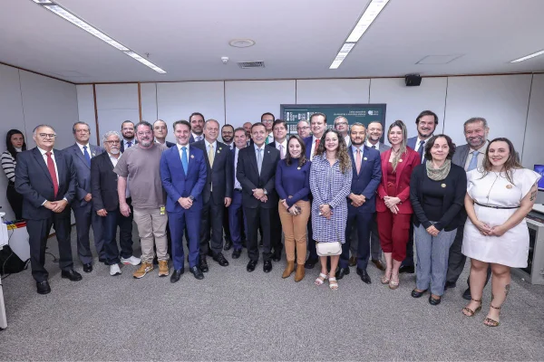 Presidente do TSE assina acordo com partidos políticos