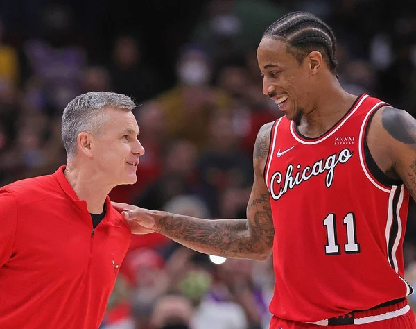 Em partida com muitos desfalques, Bulls sobrevivem e vencem os Lakers