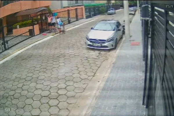 Imagem colorida de homem sendo assaltado. Metrópoles