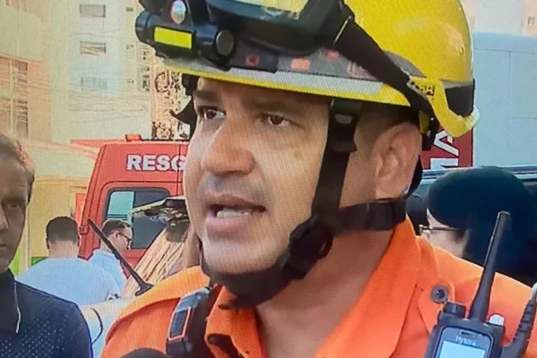 Foto colorida de bombeiro falando com a imprensa - Metrópoles