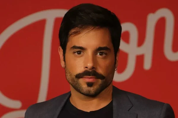 Pedro Carvalho fala sobre relação com atriz trans: “Acredito no amor”