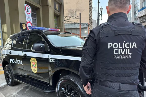 Imagem colorida de um policial civil do Paraná, em frente ao DHPP em SP. Metrópoles