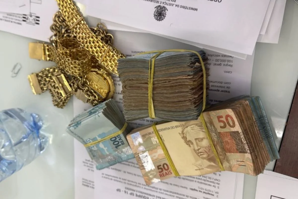 Operação mirou grupo criminoso responsável por tráfico internacional de drogas e bloqueou R$ 73 milhões. No dia anterior, PF apreendeu cocaína Operação mirou grupo criminoso responsável por tráfico internacional de drogas e bloqueou R$ 73 milhões. No dia anterior, PF apreendeu cocaína