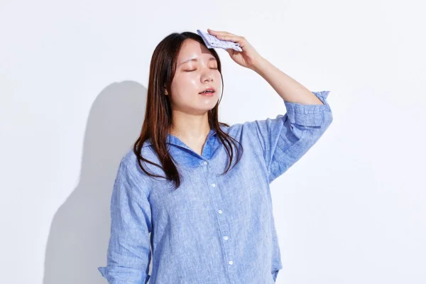 mulher com um pano sobre a cabeça - calor e frio podem indicar alterações hormonais