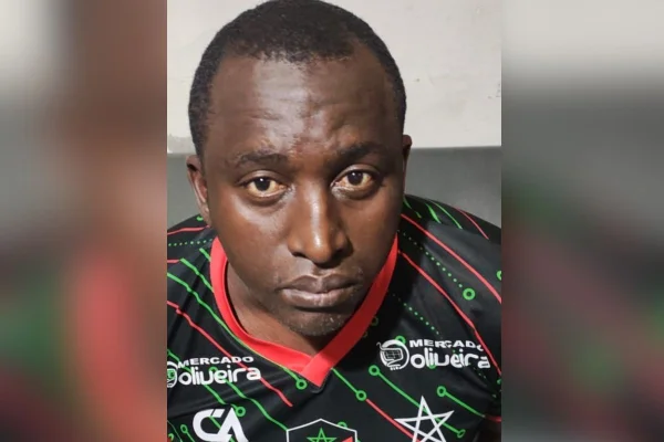 Foto colorida de Aldo César da Costa, o Apolo, preso pela Polícia Civil durante operação Acato, deflagrada na Baixada Santista.