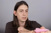 O youtuber Felca, que mantém um canal com mais de 2,3 milhões de inscritos, viralizou nas redes sociais após um vídeo em que testa a base de Virgínia Fonseca