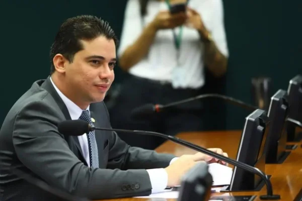 Foto colorida de deputado Júnior Mano - Metrópoles