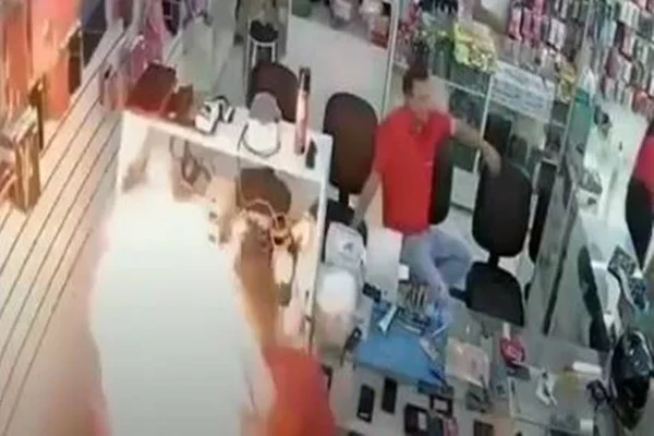 Celular explode dentro de loja de manutenção. Veja o vídeo