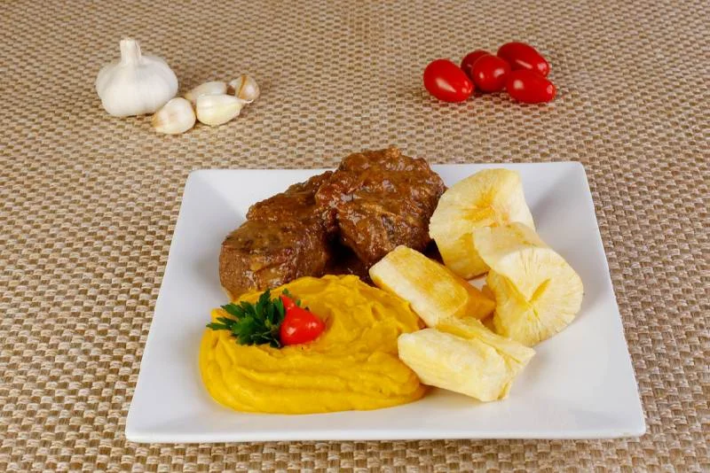 Vilas Gerais Bar e Cozinha: Peito Mineiro - (peito bovino com mandioca
crocante e purê de abóbora) Vilas Gerais Bar e Cozinha: Peito Mineiro - (peito bovino com mandioca
crocante e purê de abóbora)