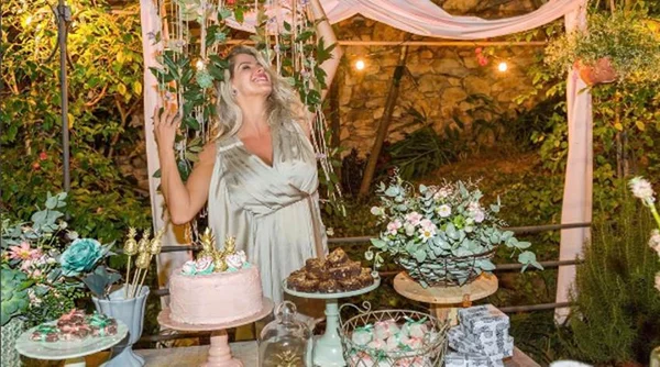 Karina Bacchi faz chá de revelação e divulga que vai ser mãe de menino