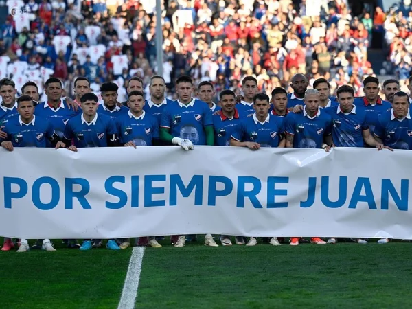 Imagem colorida da homenagem dos jogadores a Izquierdo