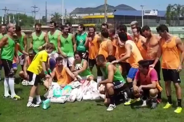 “Futfralda”: José Loreto faz chá de fraldas só para homens