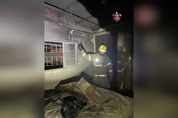 bombeiro com um braço levantado e lanterna