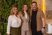 Andréa Sorvetão e Conrado com Cibele Tamietti, da Clínica Leger