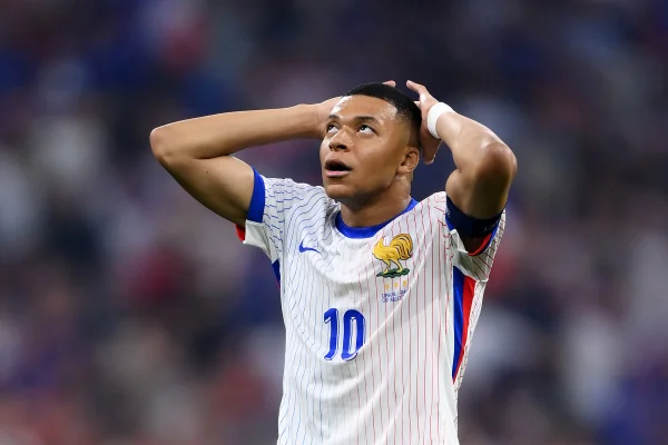 Foto colorida de Kylian Mbappé lamentando - Metrópoles