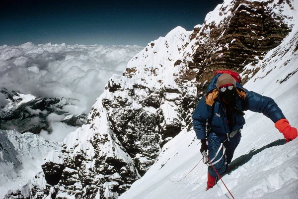 Imagem colorida de alpinista escalando o Everest - Metrópoles
