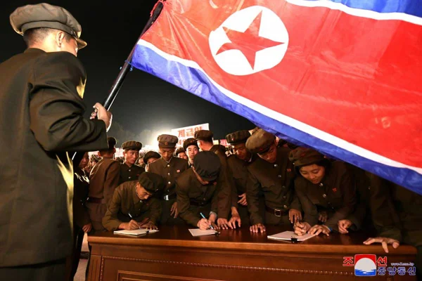 Imagem mostra soldados da Coreia do Norte - Metrópoles