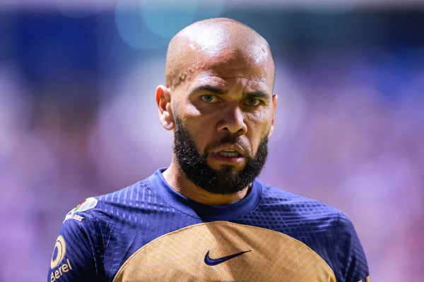 Convocação de Daniel Alves gera revolta e memes na web