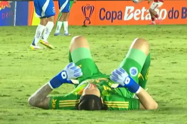Imagem colorida de Cássio, goleiro do Cruzeiro, deitado no gramado ao passar mal - metrópoles
