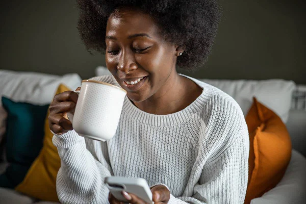 foto colorida de mulher negra tomando chá para o fígado