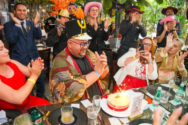 Amigos oferecem almoço de aniversário surpresa para Fernando Lackman
