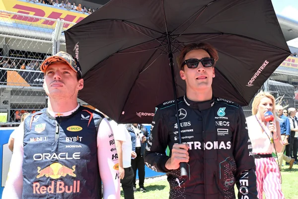 Foto colorida de Max Verstappen e George Rusell, durante fim de semana no GP de Barcelona de Fórmula 1 em 2024 - Metrópoles
