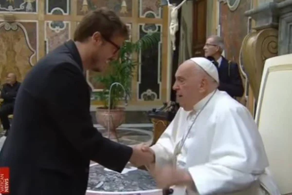 Foto colorida de Fábio Porchat com o Papa Francisco - Metrópoles