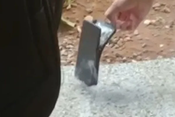 Vídeo: celular solta fumaça após superaquecer em bolso de estudante do DF