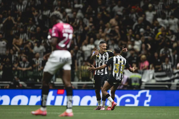 Jogadores do Atlético-MG comemorando gol pela Copa Sul-Americana