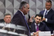 Relator da CPMI, deputado Alfredo Gaspar (União-AL), inquire o depoente em pé, com seu logotipo exibido no telão, e é questionado por parlamentares Relator da CPMI, deputado Alfredo Gaspar (União-AL), inquire o depoente em pé, com seu logotipo exibido no telão, e é questionado por parlamentares