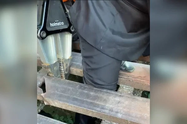 Homem fica com a perna presa em mata-burro