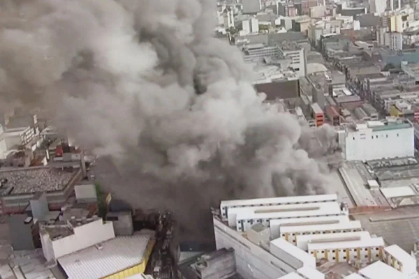 Vídeo: drones mostram incêndio em shopping do Brás, em SP