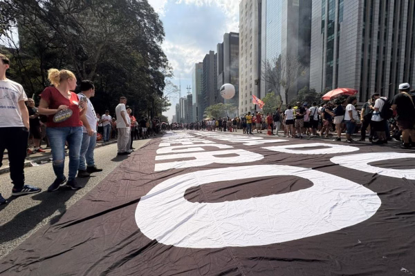 BALOES DE SINDICATOS DISPUTAM ESPACO AEREO ACIMA DE MANIFESTANTES EM ATO CONTRA PEC DA BLINDAGEM E ANISTIA METROPOLES