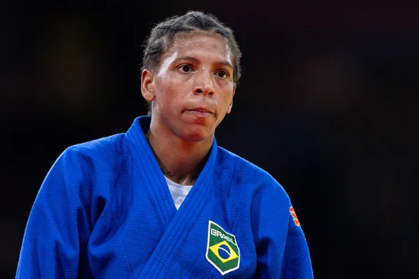 Imagem colorida da judoca Rafaela Silva, cujo técnica era Rosicleia Campos - Metrópoles