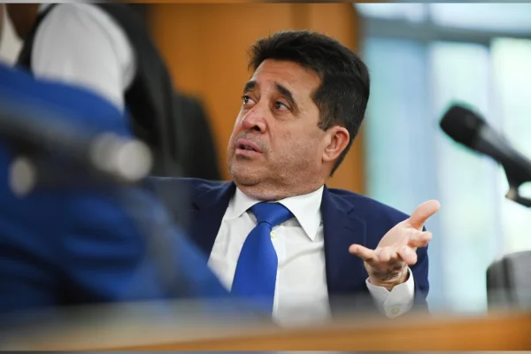 O deputado estadual Sargento Rodrigues no plenário da ALMG com a palma da mão virada pra cima
