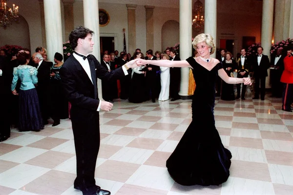 Travolta diz que dançar com Diana é sua maior lembrança dos anos 1980