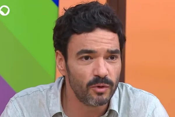Caio Blat revela dificuldades dos filhos com leitura por uso de telas
