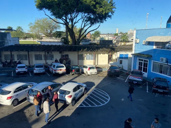 Funcionários da Prefeitura de Registro se aglomeram em estacionamento após tremor de terra
